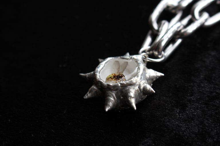 dead good wasp with fly wings spiky necklace Image 6