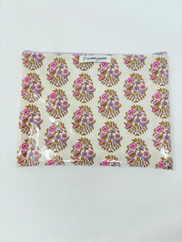 Image 1 of Pochette à maillots fond écru fleurs rose et parme