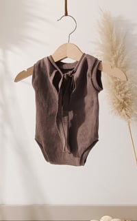 Image 3 of Newborn Photoshoot bodysuit Robbie | sleeveless | brown | photo props