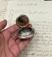 Image 6 of Très beau pendentif, miroir de châtelaine, ou miroir à mouches, cuivre plaqué argent, 19eme s.