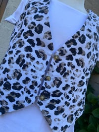 Image 2 of Chaleco feito a man. Leopardo branco. Talla L