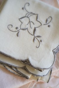 Image 3 of Lot de 2 serviettes brodées en gris