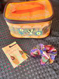 Image 2 of Embroidered Cosmetics Case Peru Folk Art Gift Pack