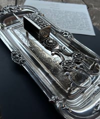 Image 5 of Mouchette, éteignoir plaqué argent, avec son plateau, XIXème siècle, poinçonné 