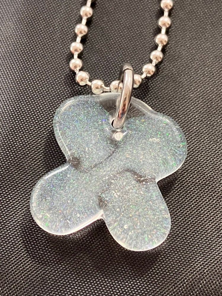 Image of crushed opal flat clover