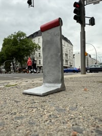 Image 4 of Bruderkuss Berlin Wall Piece – Hand-Painted Sculpture (17 cm)