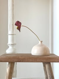 Image 1 of Petit vase signé beige