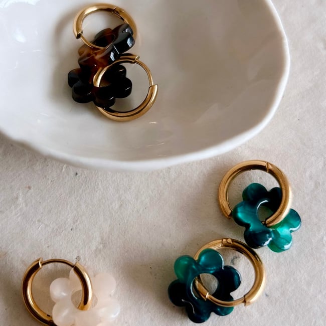 JEANNETTE  | Créoles mini en acier inoxydable doré & petite fleur en acétate