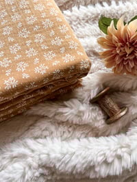 Image 5 of Tissu Double Gaze Gaufrée Meesya Camel/blanc