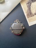 Broche porte photo/mèche en argent et perle d’imitation, Napoléon III, vitre bombée