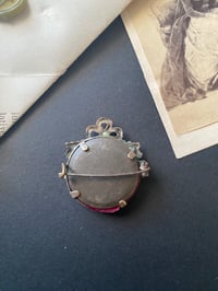 Image 3 of Broche porte photo/mèche en argent et perle d’imitation, Napoléon III, vitre bombée