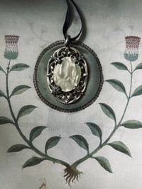 Image 8 of Magnifique pendentif métal plaqué argent, rond de nacre et feuille d’acanthes, XIXème siecle
