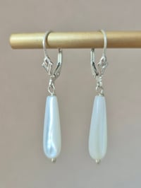 Image 1 of Boucles d’oreilles dormeuse argent nacre goutte style vintage 