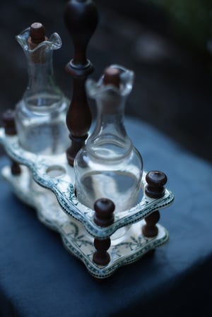 Image of Essig und Ölfläschchen mit gedrechseltem Holzgestell, Fayencefassung,, französisch