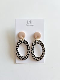 Paire de boucles d’oreilles céramique TOTEM OVALA PERCA beige