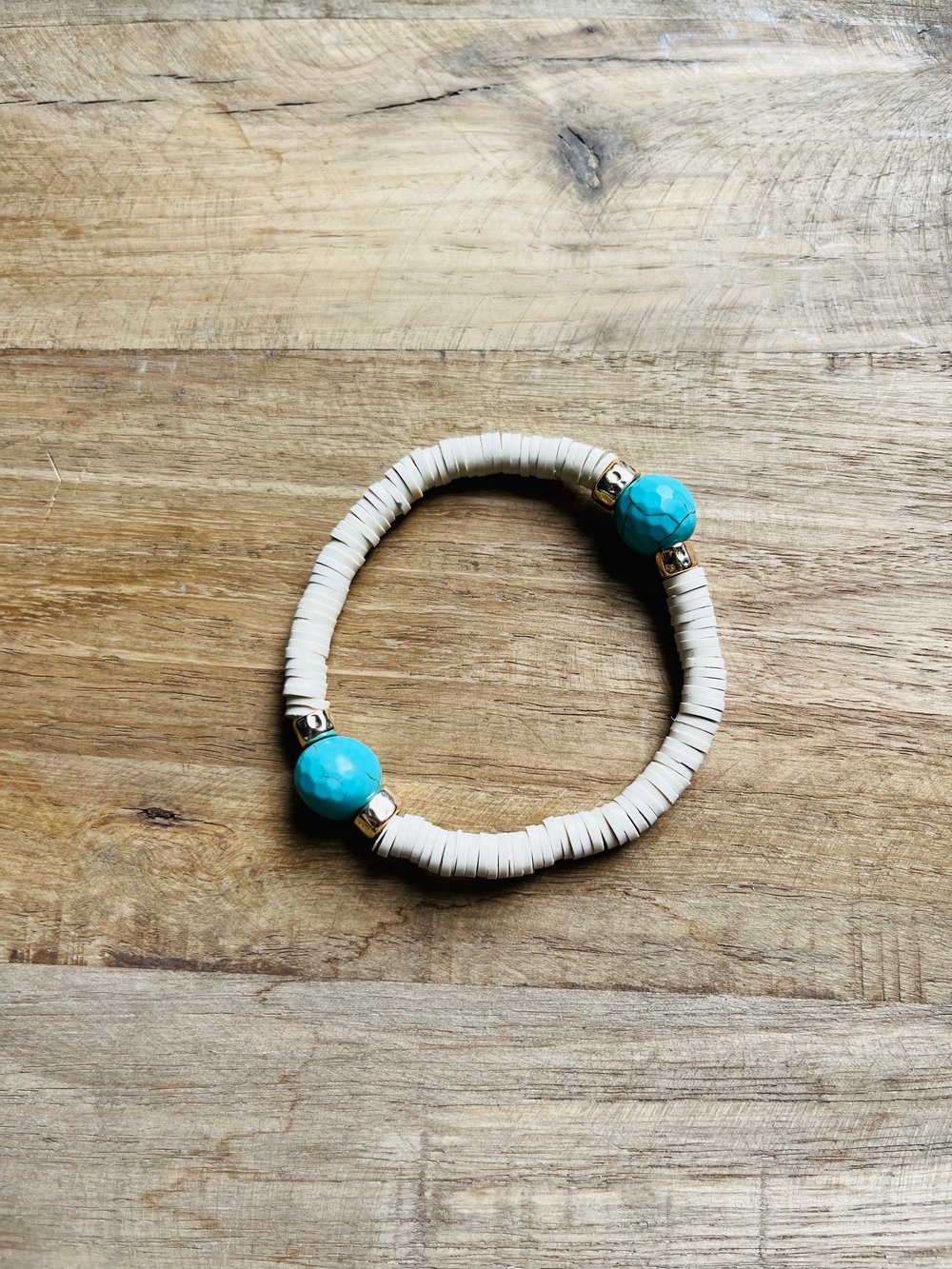 Image of Latte with turquoise bracelet 