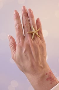 Image 1 of Anillo ajustable Estrella de mar con baño en oro de 24qt