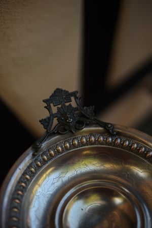Image of Dekorative Schale, mit Fuss und Griffen, Metall
