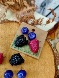 Image 5 of Zestaw owocowych przypinek 🫐🍓✨