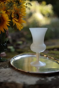 Image 1 of Vase, weisses, mattes  (Opal ?) - Glas, mit Fuss,  ca 22cm 