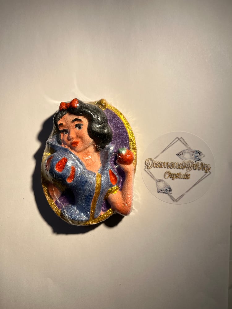 Image of So White bath bomb