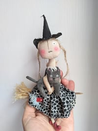 Image 4 of The witch with the red shoes