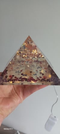 Image 4 of 💎 Pyramide-veilleuse Géométrie Sacrée : CRISTAL de Vogel + 9 cristaux illuminés par ses leds