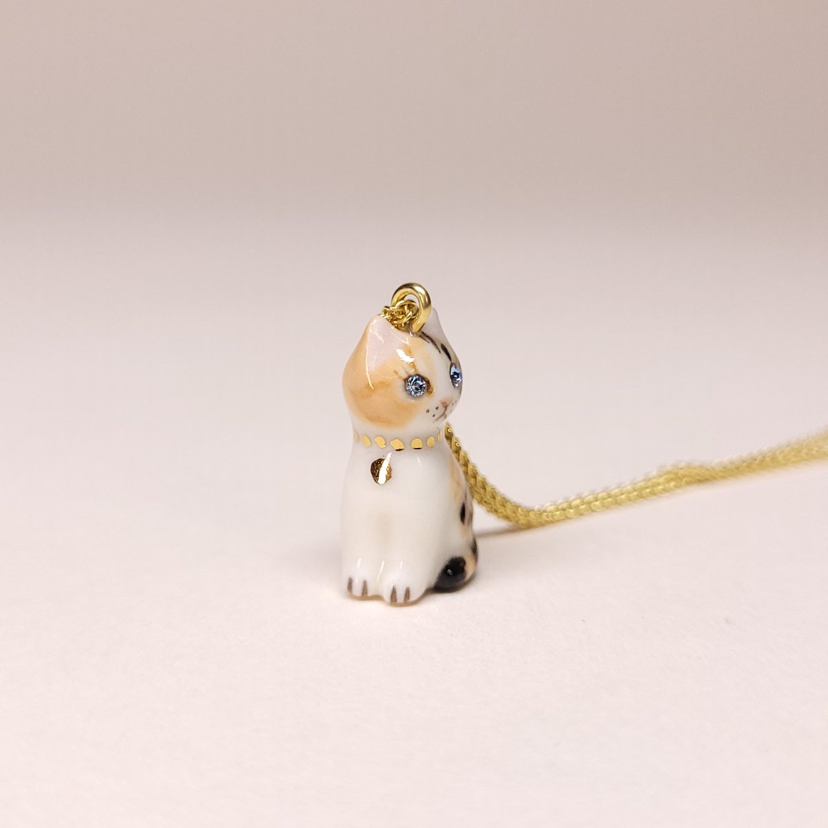 Image of Tabico Porcelain & Gold Vermeil Sitting Kitten Pendant