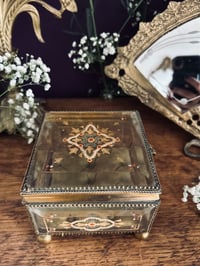 Image 9 of Grande boite à bijoux en verre biseauté, e-mail peint et soie capitonné verte, fin XIXème