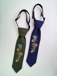 Image 2 of Tversoversløyfe og slips med bunadsbroderi Nordland