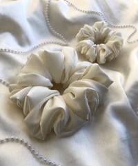 Image 7 of SCRUNCHIE OVERSIZED CREAM/KREM