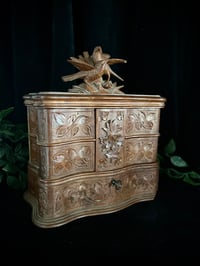 Image 1 of Incroyable coffre à bijoux, en bois sculpté, dite Forêt Noire, soie bleue, fin du 19ème s.