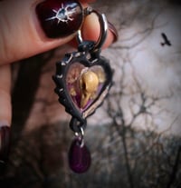 Image 2 of Pendientes | Colgante  Heart Locket Raven