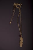 Image of Collier pendentif plume perle bordeaux