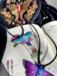 Image 8 of Wisiorek z magiczną ćmą ✨🧚🏻‍♂️