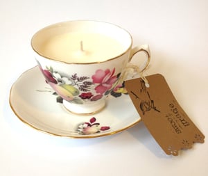 Image of Royal Vale Vintage Teacup Candle in Coconut & Lime scent