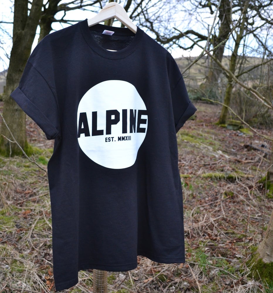 ALPINE ROUND LOGO TSHIRT - BLACK / Alpine Apparel