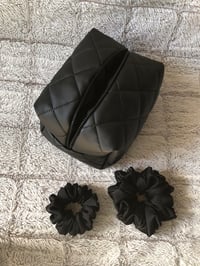 Image 13 of Kosmetyczka Eco skóra pikowana czarna w rozmiarze MIDI