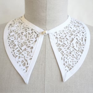Image of Lace collar: musical notation