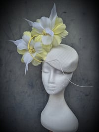 Image 3 of 'Kinsley' in White and lemon