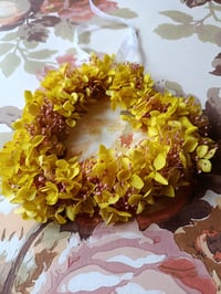 Image 2 of Couronne hortensia jaune et gypsophile rose 