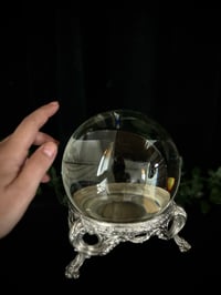 Image 2 of Magnifique boule de cristal de 15cm de diamètre et son support en régule argenté, début 1900