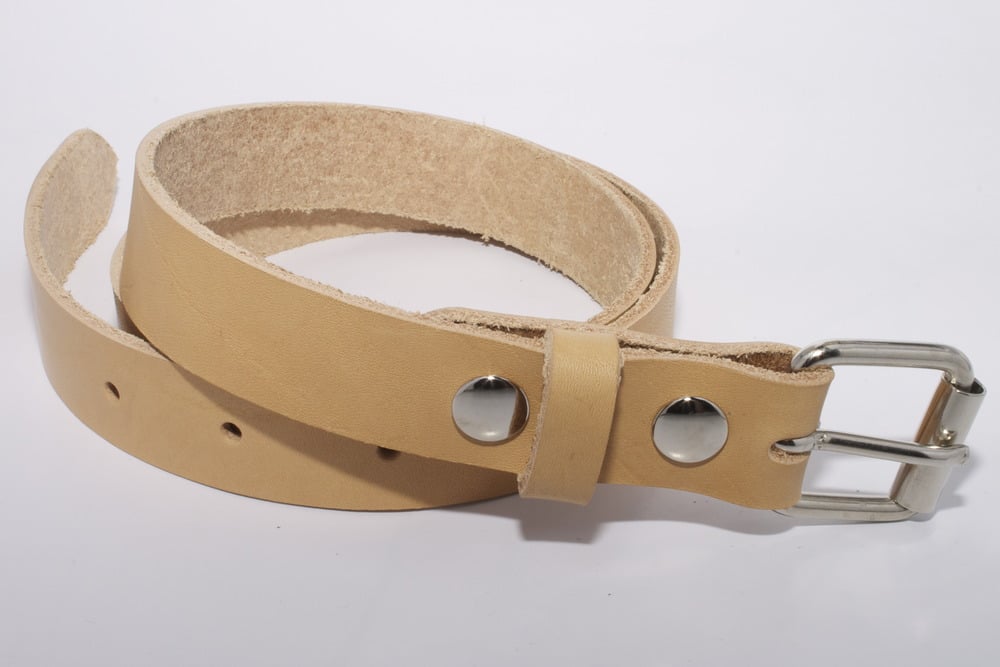 Image of Håndlaget lærbelte i naturlig skinn (3cm bredt)