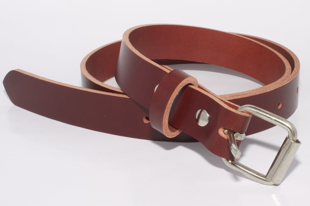 Image of Håndlaget lærbelte i rødbrunt skinn (3cm bredt)