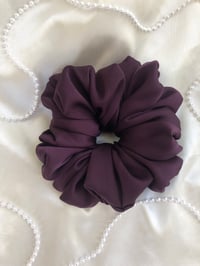 Image 2 of SCRUNCHIE OVERSIZED PLUM/ŚLIWKA
