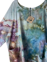 Image 7 of 1XL Cotton Pocket Forager Top in Muted Earthy Ice Dye