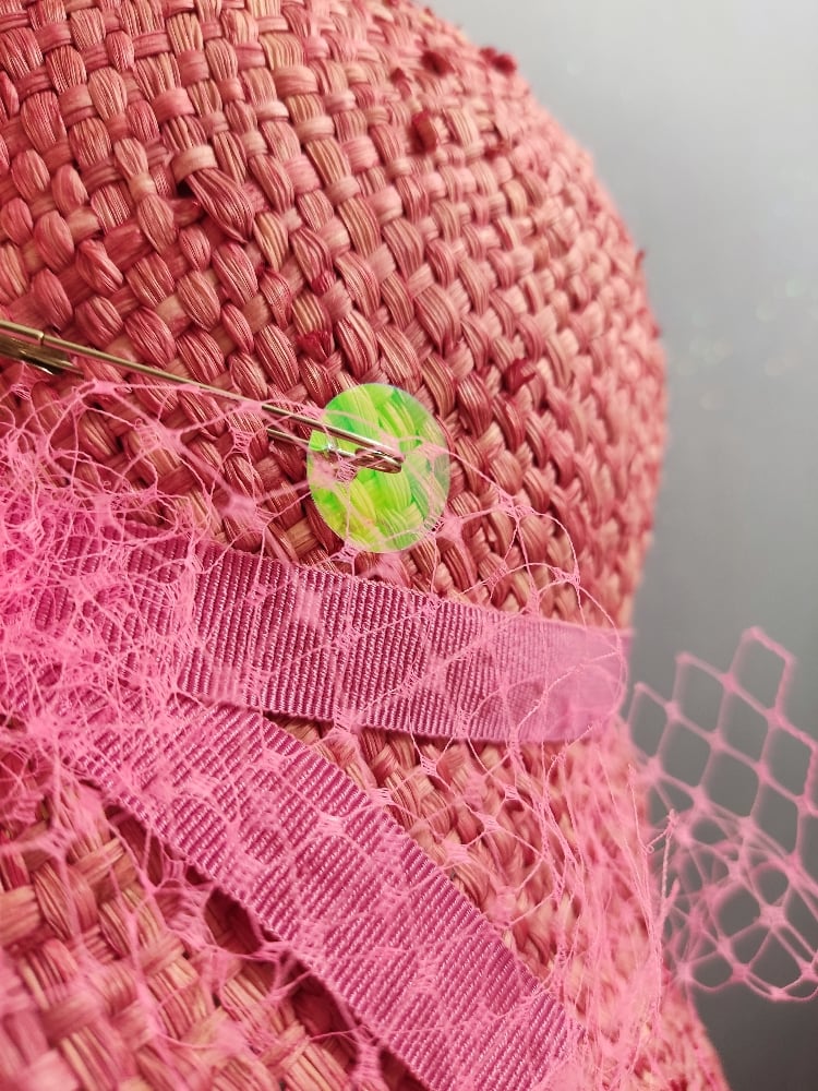 Image of Cappello in paglia rosa con veletta