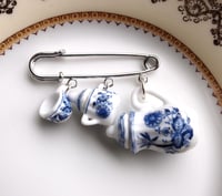 blue willow kilt pin