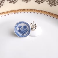 Image 2 of blue willow plate ears