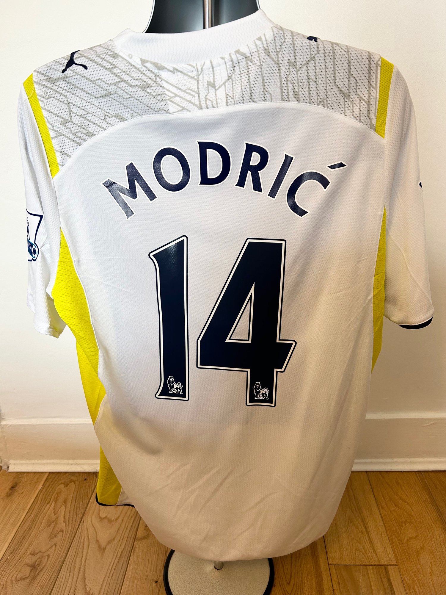 Image of Tottenham Hotspur “MODRIĆ 14” 2009/10 Home Shirt + PL patches